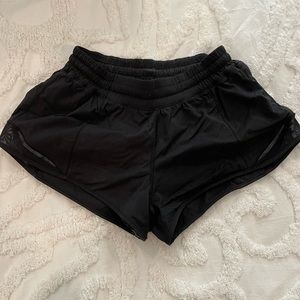 Hottie how low rise 2.5 black short lulu lemon
